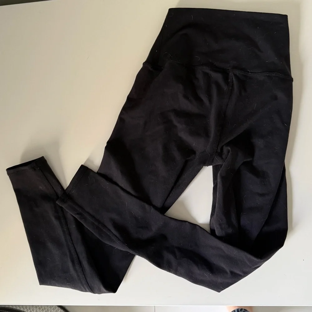 ALO Leggings Medium compression 87% Nylon 13% Elastane Size XS with a 25” inseam - Picture 4 of 7